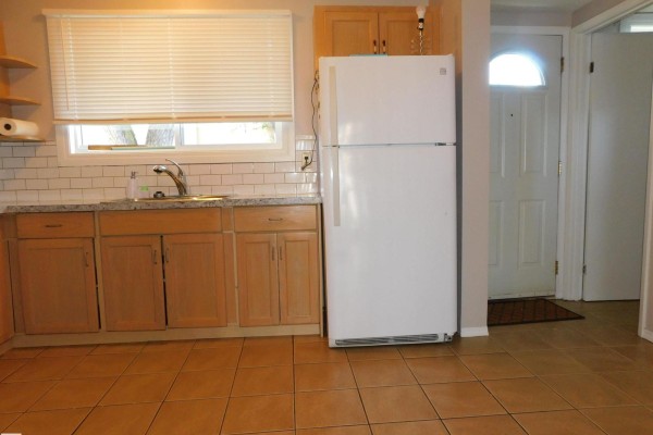 Kitchen - 213 Habitat Cr Nw, Edmonton, AB T5A3K8 Photo 3