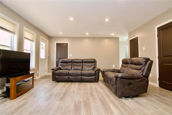 213 Saskatoon Drive, Oak Lake Beach, MB R0M1P0 Photo 4