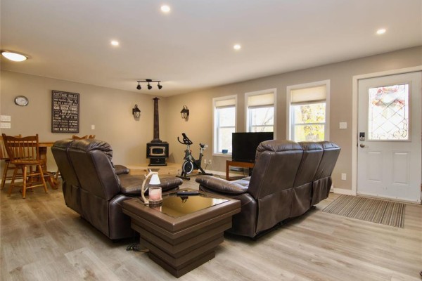213 Saskatoon Drive, Oak Lake Beach, MB R0M1P0 Photo 5