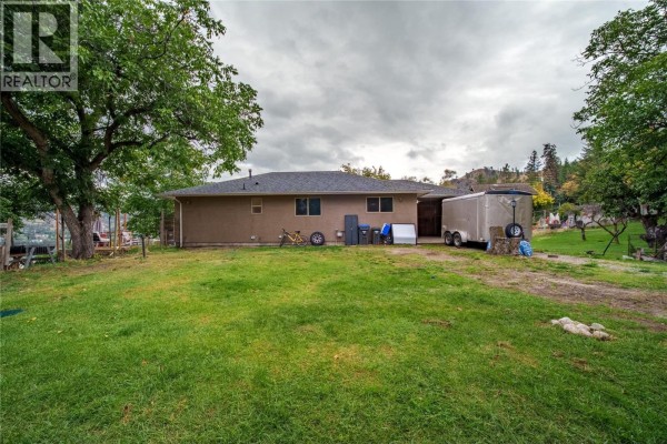 Primary Bedroom - 213 Tamarac Avenue, Kaleden, BC V0H1K0 Photo 4