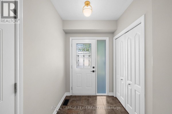 Living room - 213 Tewsley Drive, Ottawa, ON K1V0V7 Photo 5