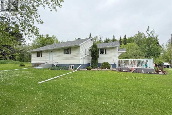 Living room - 213078 Township Road 690, Rural Athabasca County, AB T9S2B1 Photo 2