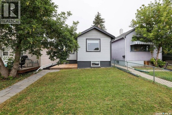 Living room - 2136 Mcara Street, Regina, SK S4N2V8 Photo 2