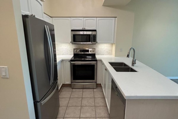 Kitchen - 214 - 231 Fort York Boulevard, Toronto, ON M5V1B2 Photo 3