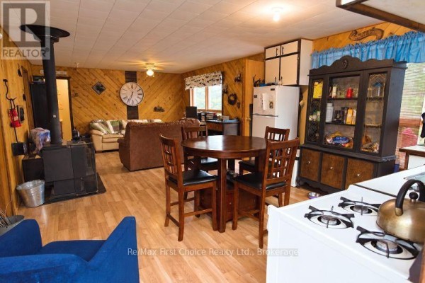Living room - 214 Eagle Nest Road, Greenstone, ON P0T2H0 Photo 4