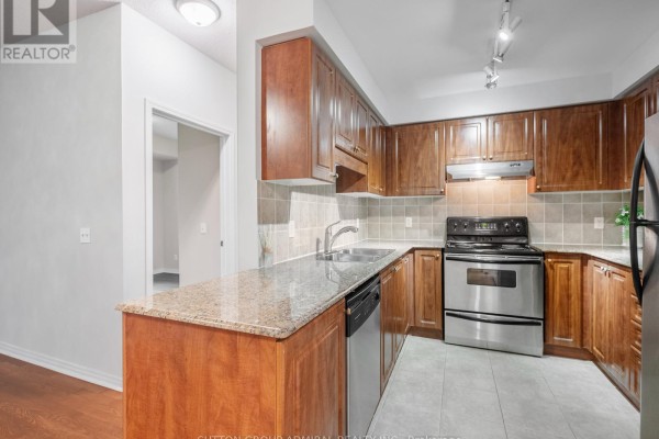 Kitchen - 215 - 1 Maison Parc Court, Vaughan, ON L4J9K1 Photo 3