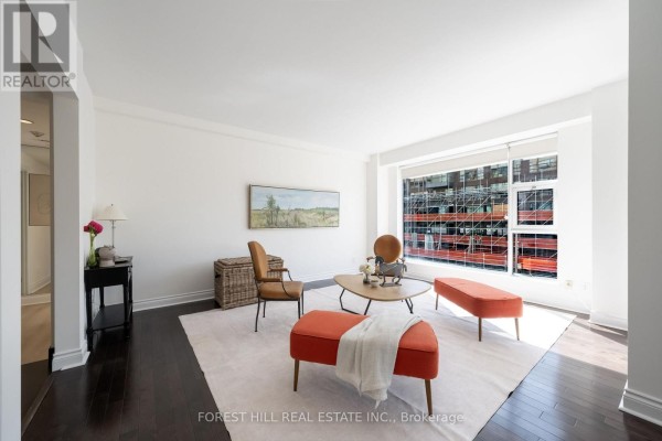 Living room - 215 - 77 Avenue Road, Toronto, ON M5R3R8 Photo 2