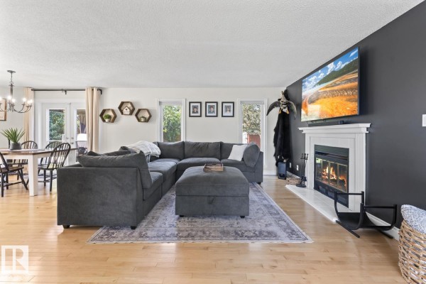 Family room - 215 18 St, Cold Lake, AB T9M1B6 Photo 4