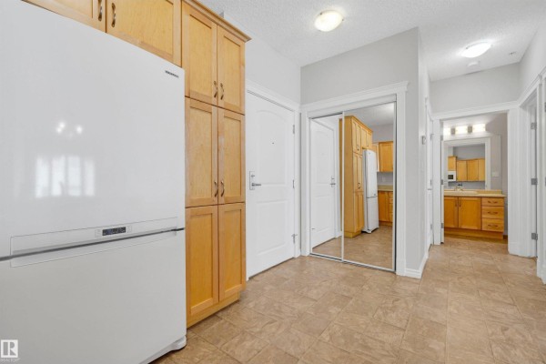 #215 9820 165 St Nw, Edmonton, AB T5P0N3 Photo 3