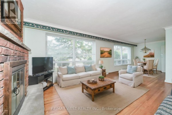 Living room - 215 Acton Avenue, Toronto, ON M3H4H8 Photo 2