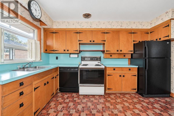 Dining room - 215 Acton Avenue, Toronto, ON M3H4H8 Photo 3
