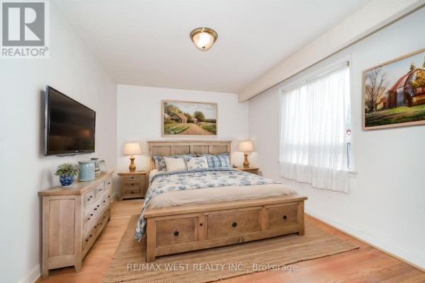 Bedroom 2 - 215 Acton Avenue, Toronto, ON M3H4H8 Photo 5
