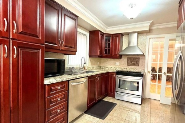 215 Kingknoll Drive, Brampton, ON, photo 2