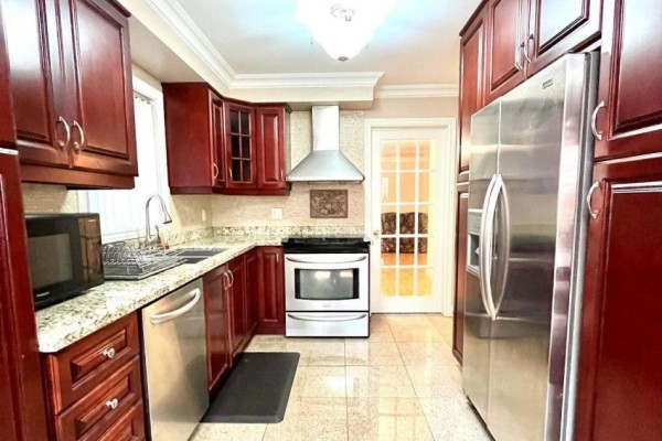 215 Kingknoll Drive, Brampton, ON, photo 3