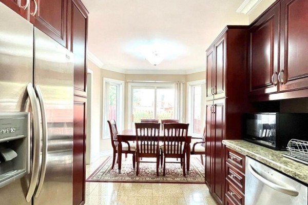 Kitchen - 215 Kingknoll Drive, Brampton, ON L6Y4X4 Photo 4