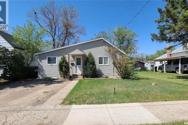 Kitchen - 215 Mergens Street, Weyburn, SK S4H1R4 Photo 2