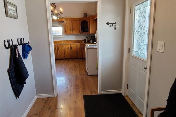 Dining room - 215 Mergens Street, Weyburn, SK S4H1R4 Photo 3