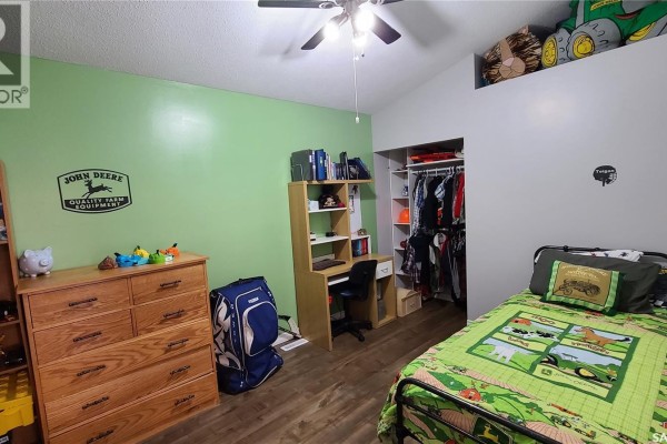 Living room - 215 Mergens Street, Weyburn, SK S4H1R4 Photo 4