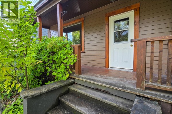 Den - 215 Sixth Street E, Revelstoke, BC V0E2S0 Photo 2