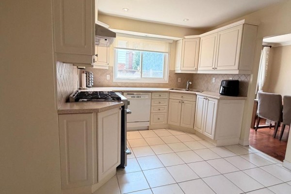2150 Herridge Drive, Mississauga, ON L5K1N6 Photo 5