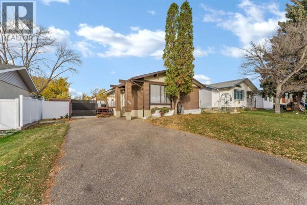 Living room - 2158 7 Avenue Ne, Medicine Hat, AB T1C1K5 Photo 2