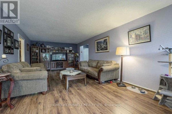 Living room - 216 - 60 Pavane Linkway, Toronto, ON M3C1A1 Photo 5