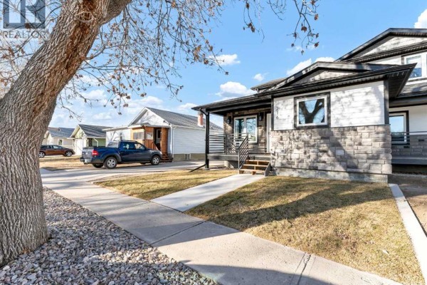 Primary Bedroom - 216 2 Street Nw, Medicine Hat, AB T1A6J5 Photo 4