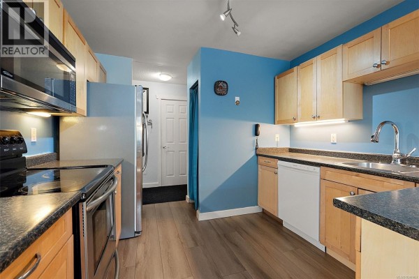Kitchen - 216 3235 Quadra St, Saanich, BC V8X1G4 Photo 4