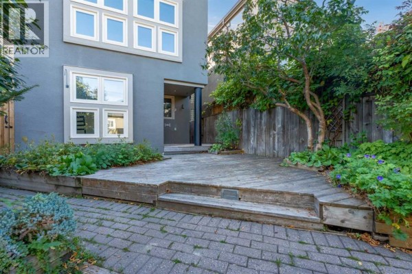 2pc Bathroom - 216 4 Avenue Ne, Calgary, AB T2E0J1 Photo 5