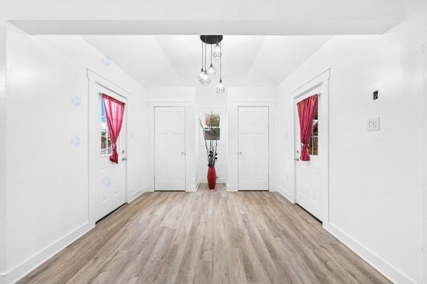 Dining area with a round table, four chairs, and white paneled doors on the right wall. - 216 Ch. Des Outaouais, L Ile Du Grand Calumet