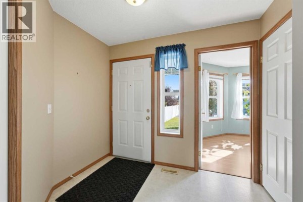 Living room - 216 Jenkins Drive, Red Deer, AB T4P3X1 Photo 3
