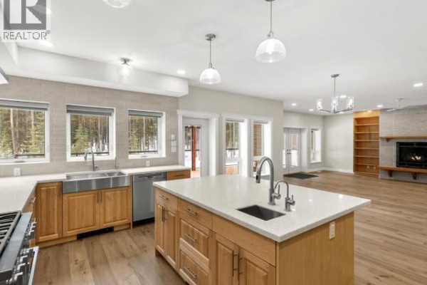 Kitchen - 216 Old Alaska Hwy, Whitehorse North, YT Y1A5S8 Photo 4