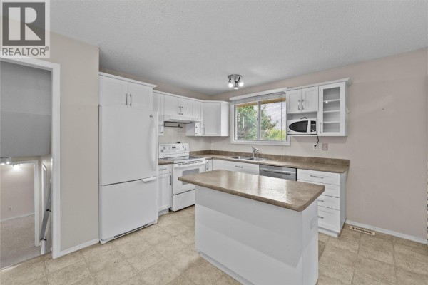 2161 Perryville Place, Kamloops, BC, photo 2