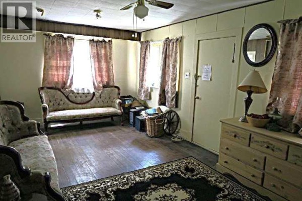 217 1 Street N, Lomond, AB, photo 2