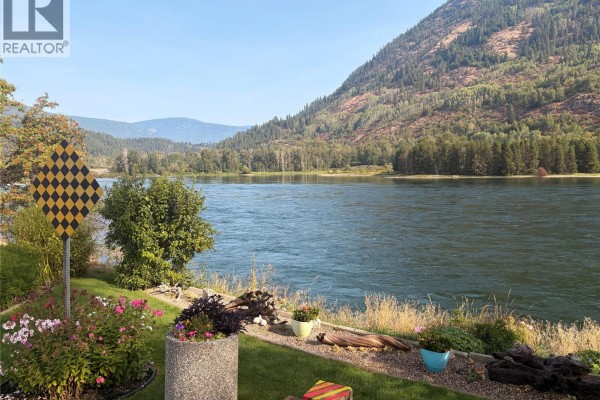 Kitchen - 217 3rd Avenue, Castlegar, BC V1N2N2 Photo 5