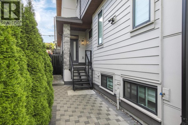 2178 Renfrew Street, Vancouver, BC V5M3J5 Photo 2