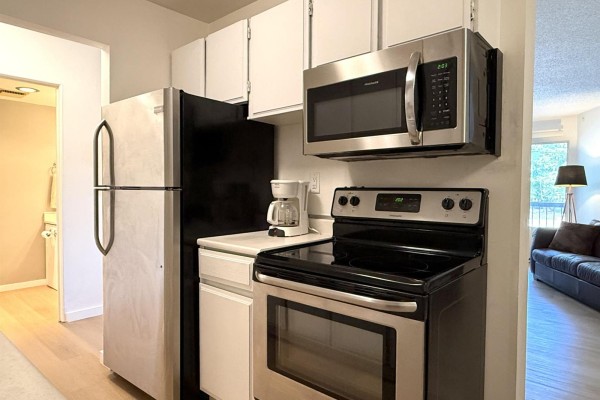 218 15020 North Bluff Road, White Rock, BC V4B5A4 Photo 5