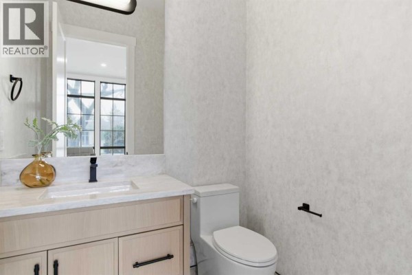 2pc Bathroom - 218 19 Avenue, Calgary, AB T2M0Y2 Photo 5