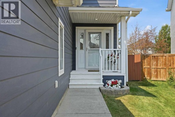 Living room - 218 Bridlewood Place Sw, Calgary, AB T2Y3P9 Photo 3