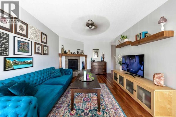 Living room - 218a Allan Crescent Se, Calgary, AB T2J0T4 Photo 4