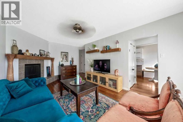 Primary Bedroom - 218a Allan Crescent Se, Calgary, AB T2J0T4 Photo 5