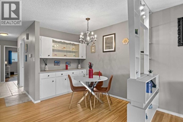 Living room - 219 26 Avenue Ne, Calgary, AB T2E1Z1 Photo 3