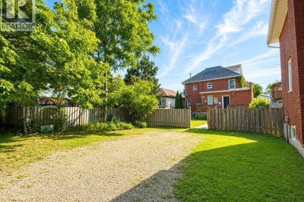 219 Erie Avenue, Brantford, ON, photo 3