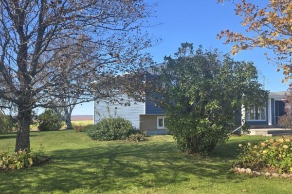 Bath (# pieces 1-6) - 2193 Route 1a, Central Bedeque, PE C1N4J9 Photo 4