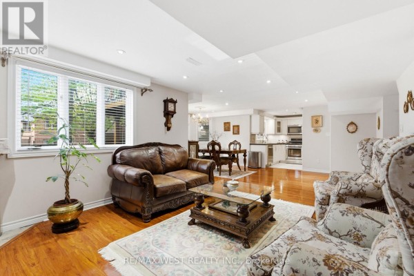 2197 Shaftesbury Court, Oakville, ON, photo 2