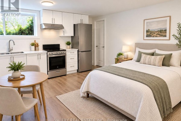Studio apartment with a bed, kitchen, and dining table. - 22 - 917 Hamilton Road, London East
