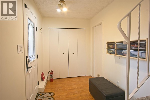 Living room - 22 577 Sixth St, Nanaimo, BC V9R5W6 Photo 3