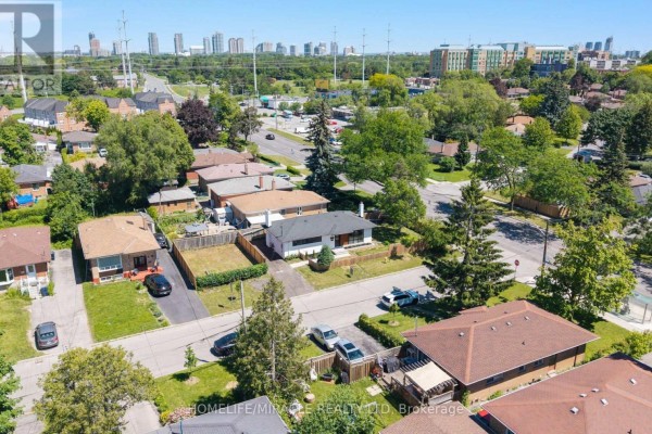 Primary Bedroom - 22 Arnprior Road, Toronto, ON M1K5A6 Photo 2