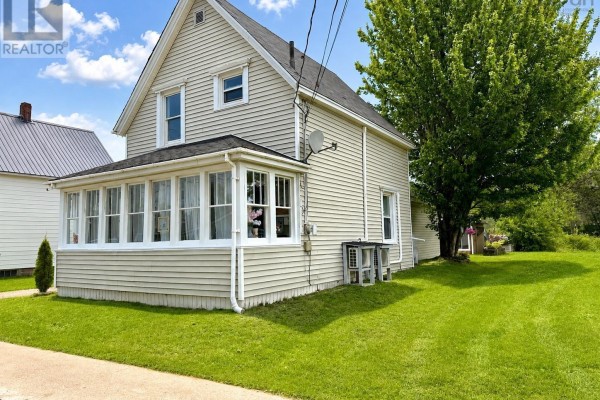 22 Chamberlain Street, Amherst, NS, photo 2
