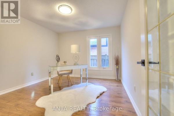 Bedroom 3 - 22 Chiltern Hill, Richmond Hill, ON L4B3B8 Photo 4
